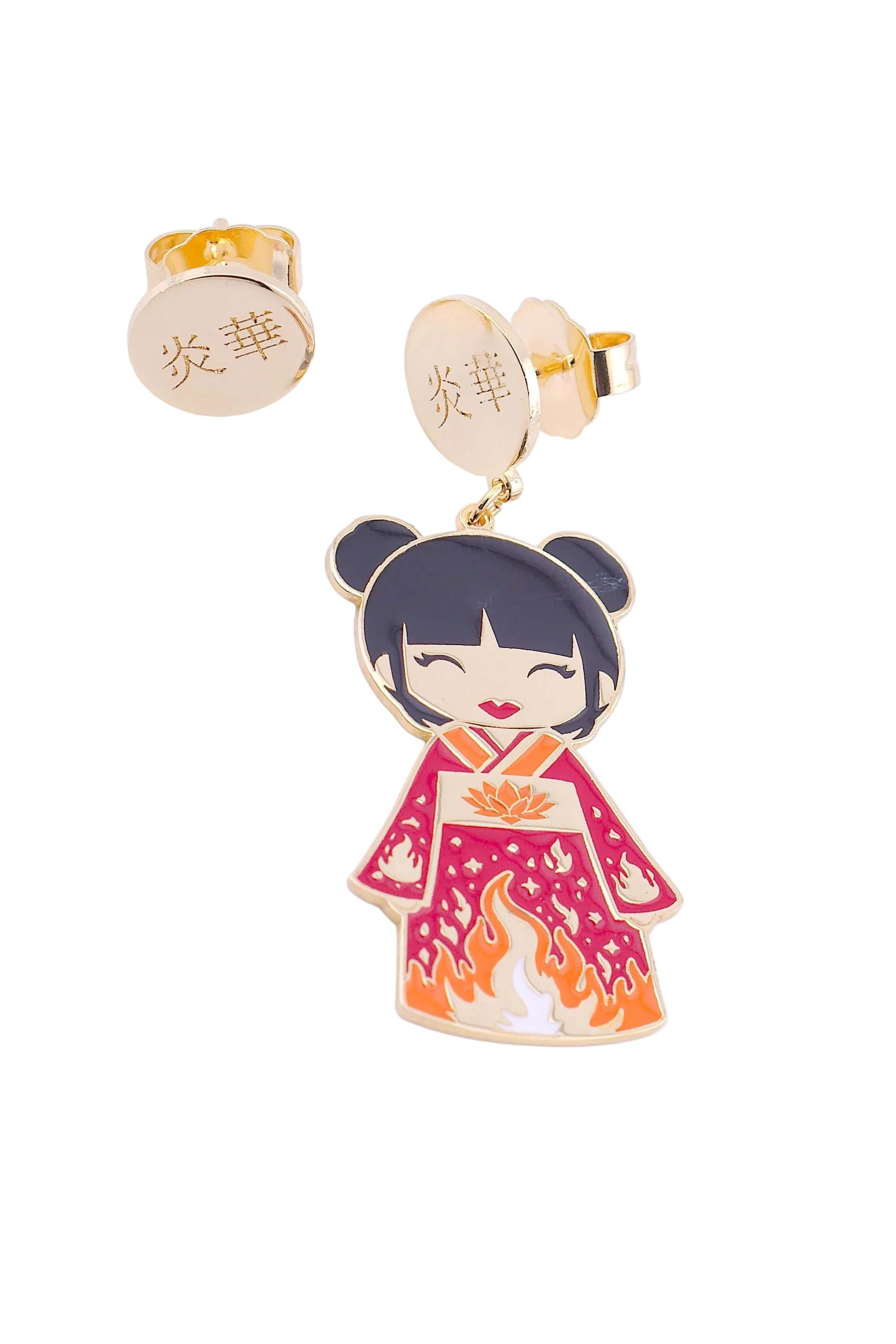 Orecchini Hinoka Kokoro placcati oro 24kt su sfondo bianco, bambola kawaii kimono rosso con fiamme arancioni e loto e tappalobo inciso 炎華 – Nuage d'Étoiles
