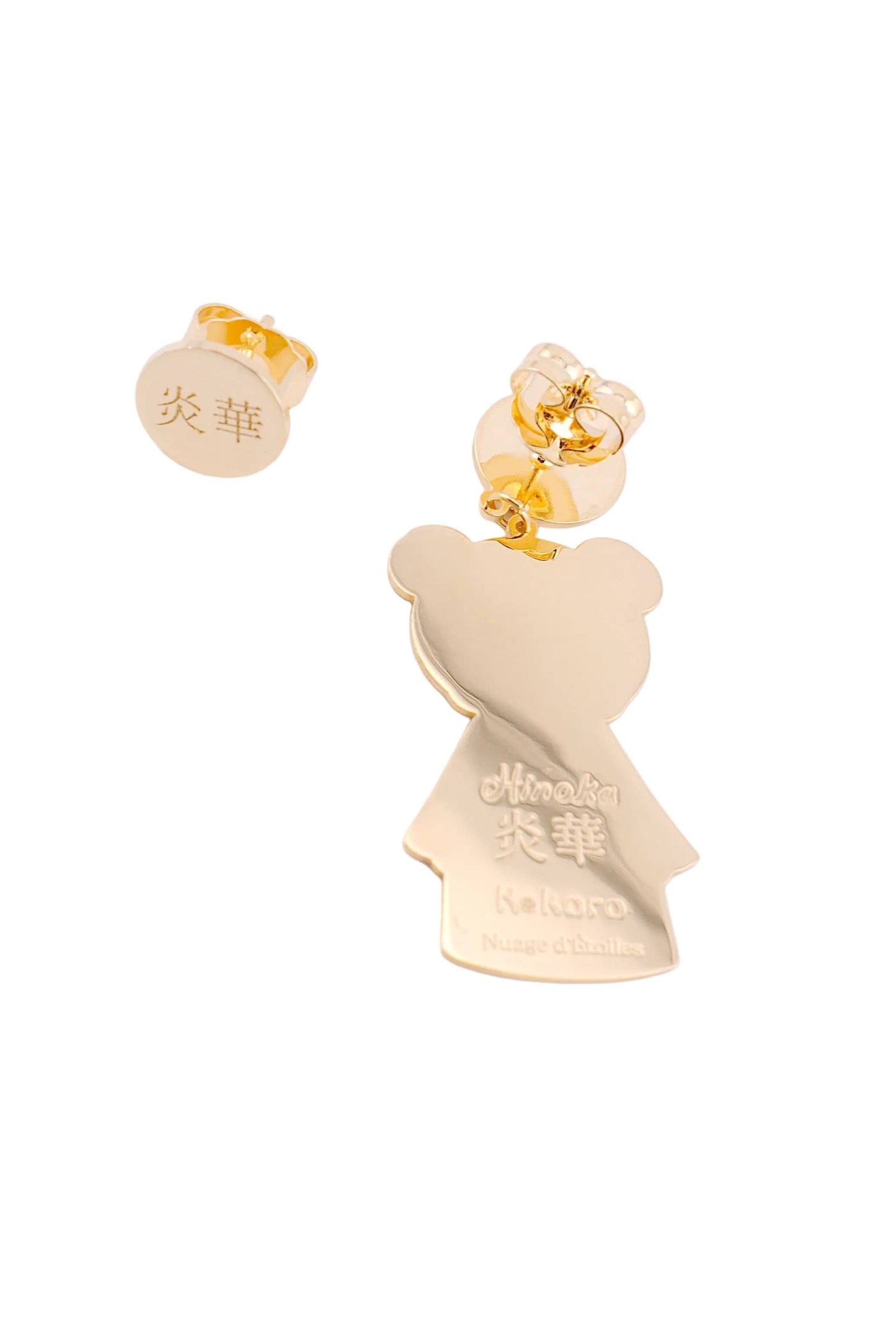 Retro orecchini Hinoka Kokoro placcati oro 24kt con incisione Hinoka 炎華 Kokoro – sfondo bianco – Nuage d'Étoiles
