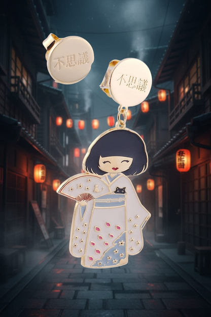 Orecchini Fushigi Kokoro_26 smaltati a mano – doll in kimono bianco con ventaglio – Nuage d'Étoiles