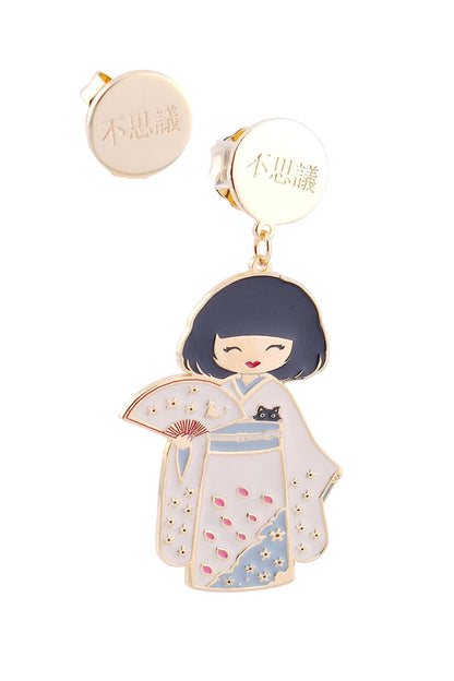 Orecchini Fushigi Kokoro_26 smaltati a mano – doll in kimono con ventaglio e gattino – Nuage d'Étoiles