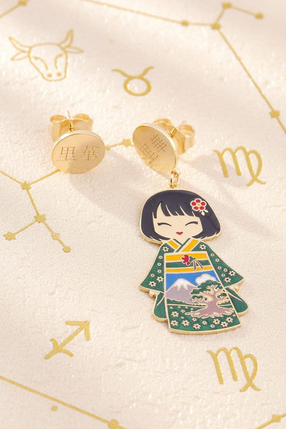 Orecchini Rika Kokoro oro 24kt su sfondo stellato con segni zodiacali terra – Toro, Vergine, Capricorno – bambola kawaii kimono verde con Monte Fuji e bonsai 里華 – Nuage d'Étoiles