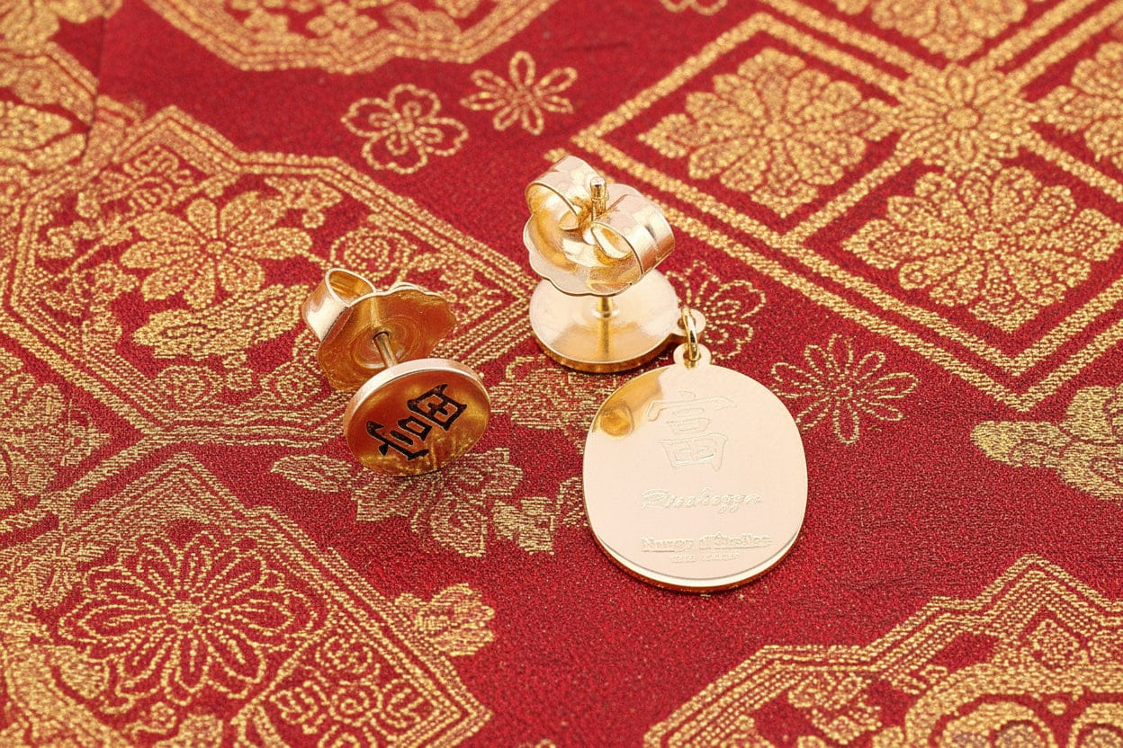 Orecchino Mini Daruma Oro – dettaglio ciondolo 14x18mm placcato oro 24kt, collezione Daruma, Nuage d'Etoiles