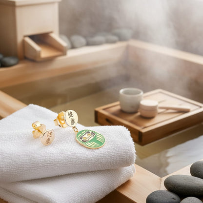 Orecchino Mini Daruma Verde – tappalobo con simbolo kanji salute, onsen,collezione Daruma Mini, Nuage d'Etoiles