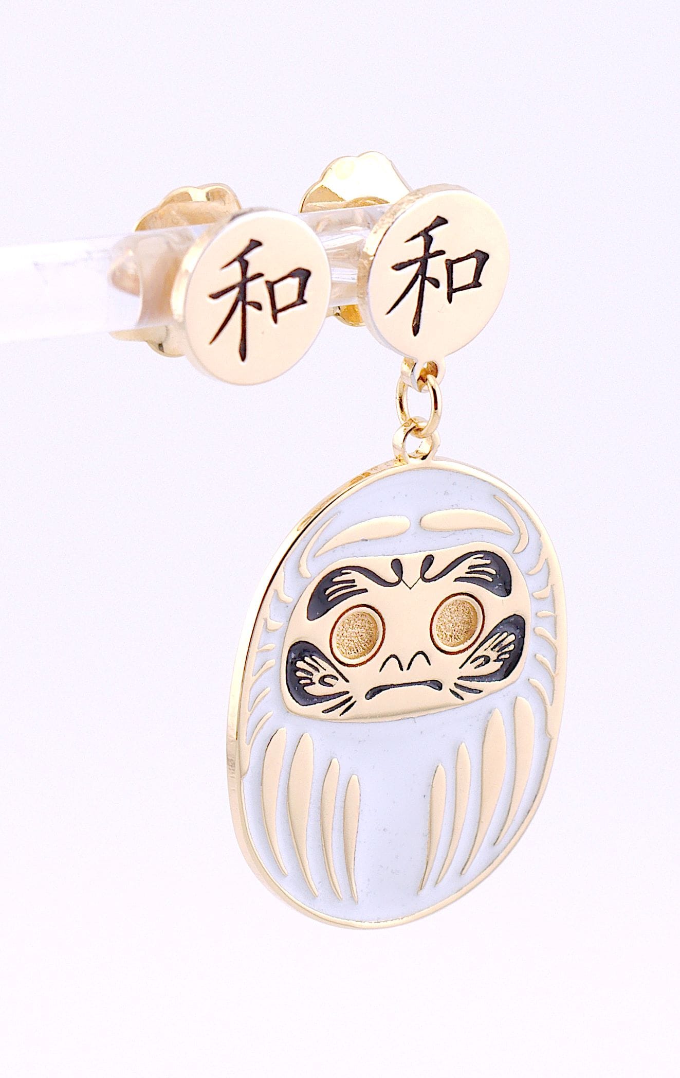 Orecchino Daruma Bianco – portafortuna giapponese indossato, collezione Daruma, Nuage d'Etoiles