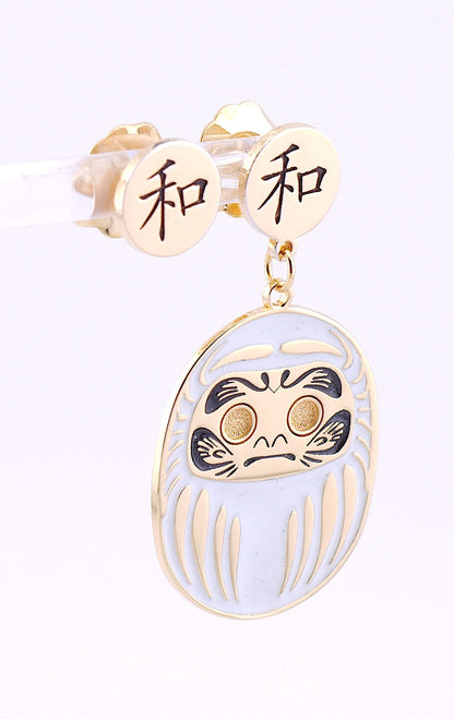 Orecchino Daruma Bianco – portafortuna giapponese indossato, collezione Daruma, Nuage d'Etoiles