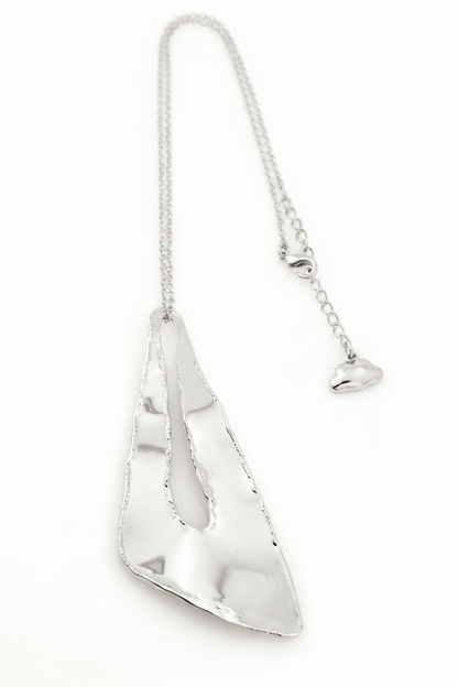 Collana Triangolo Burn Collection in bronzo placcato rodio – vista frontale | Nuage d'Etoiles