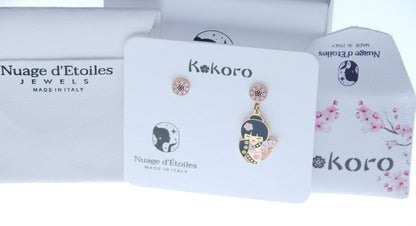 Etsuko – gioia e felicità, orecchino mini bambolina giapponese, collezione Kokoro, Nuage d'Etoiles