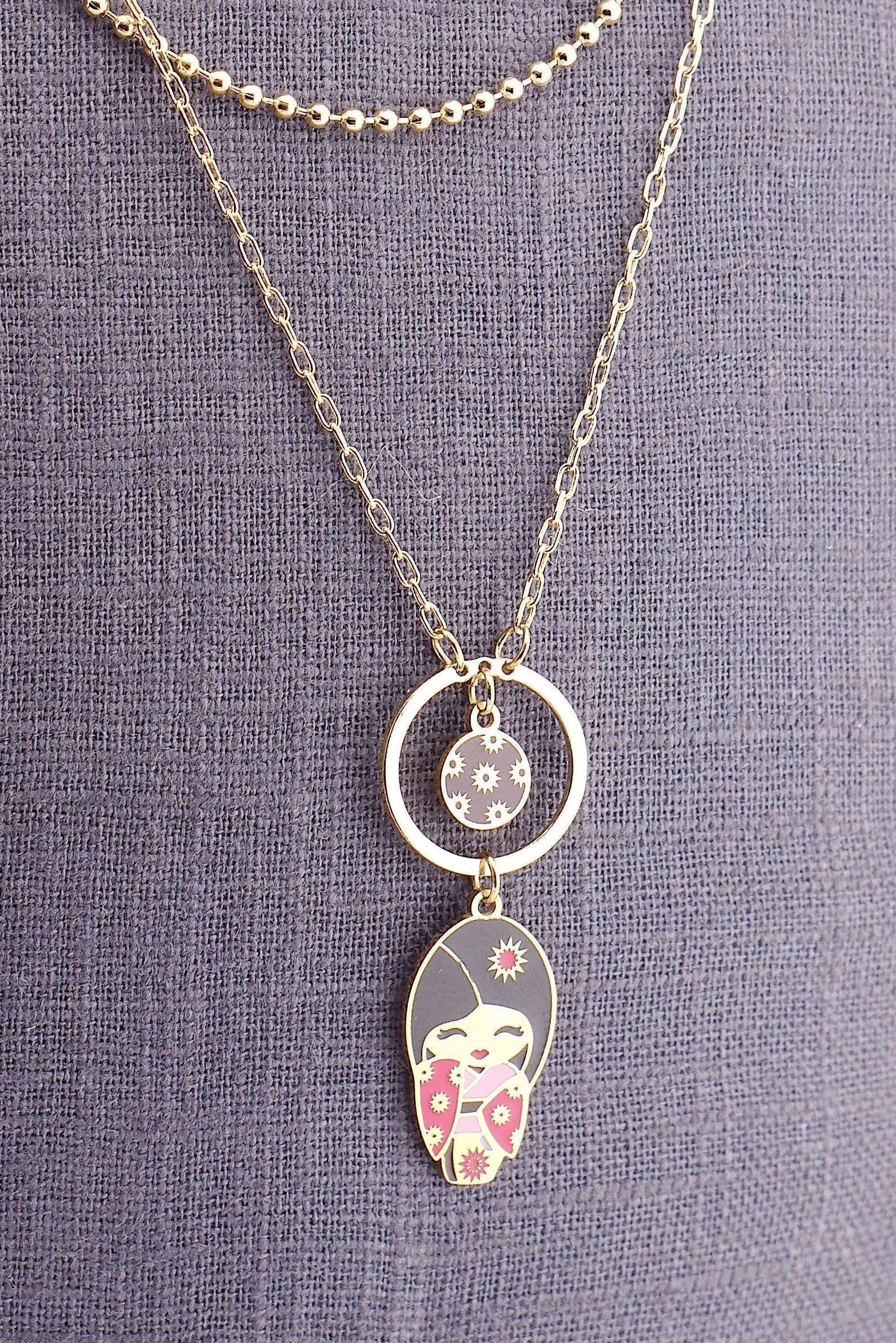 Hirikiteki – dettaglio ciondolo bambolina giapponese, collana mini, collezione Kokoro, Nuage d'Etoiles