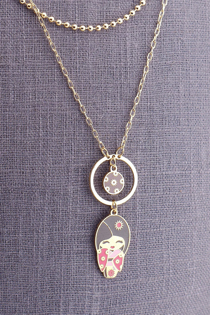 Hirikiteki – dettaglio ciondolo bambolina giapponese, collana mini, collezione Kokoro, Nuage d'Etoiles
