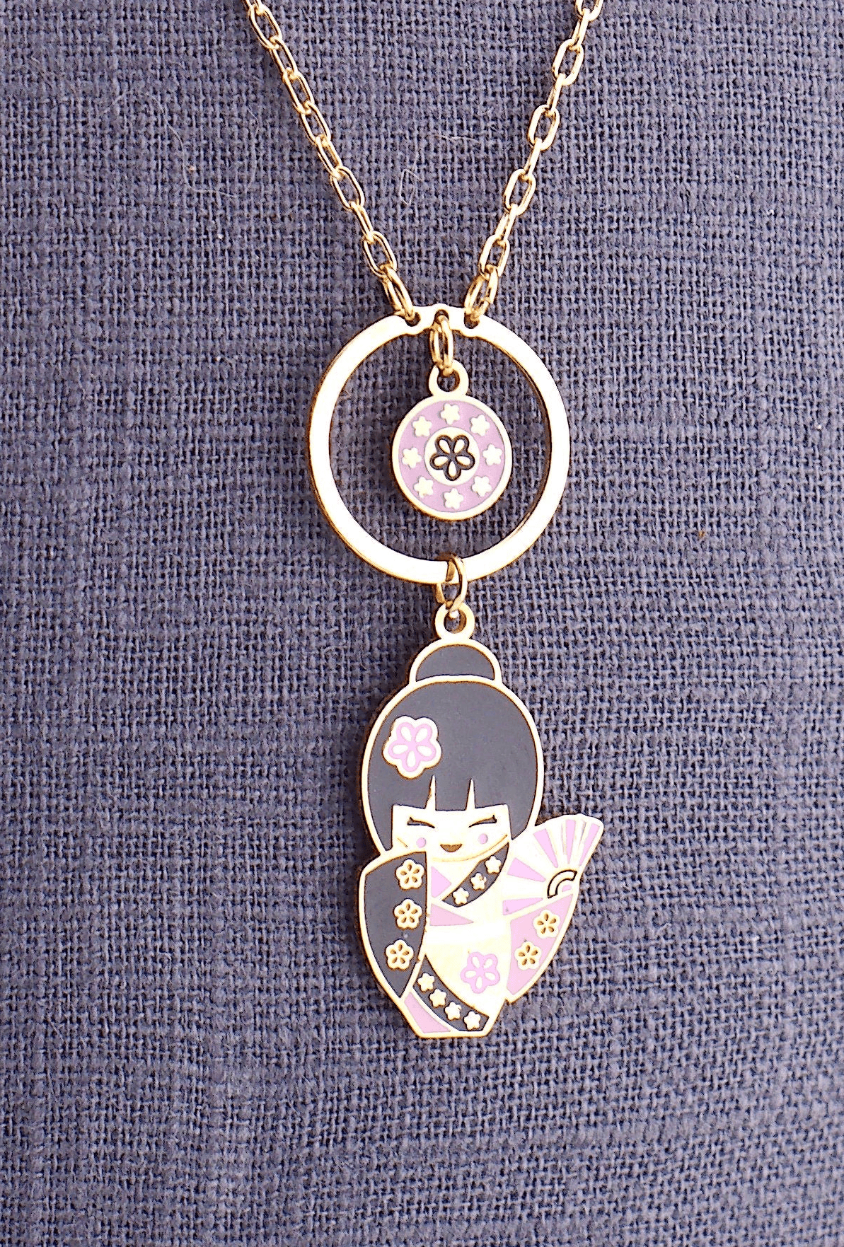Etsuko – dettaglio ciondolo bambolina giapponese, collana mini, collezione Kokoro, Nuage d'Etoiles