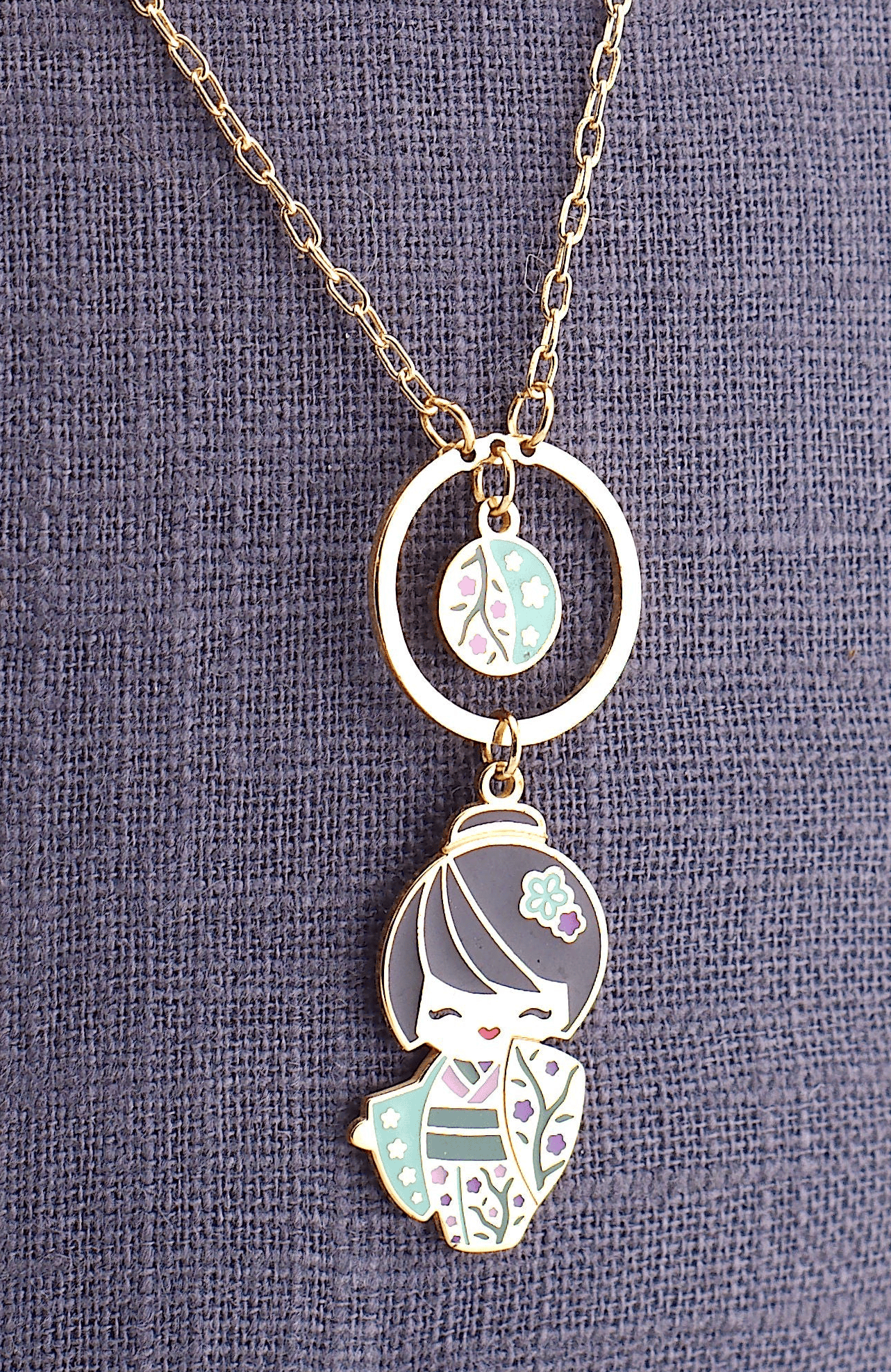 Odayaka – dettaglio ciondolo bambolina giapponese, collana mini, collezione Kokoro, Nuage d'Etoiles
