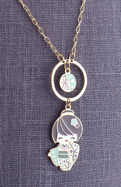 Odayaka – dettaglio ciondolo bambolina giapponese, collana mini, collezione Kokoro, Nuage d'Etoiles