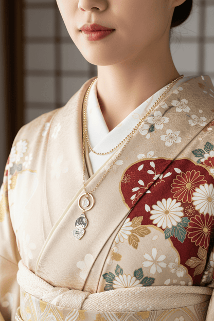 Odayaka – vista laterale collana mini, indossato, collezione Kokoro, Nuage d'Etoiles