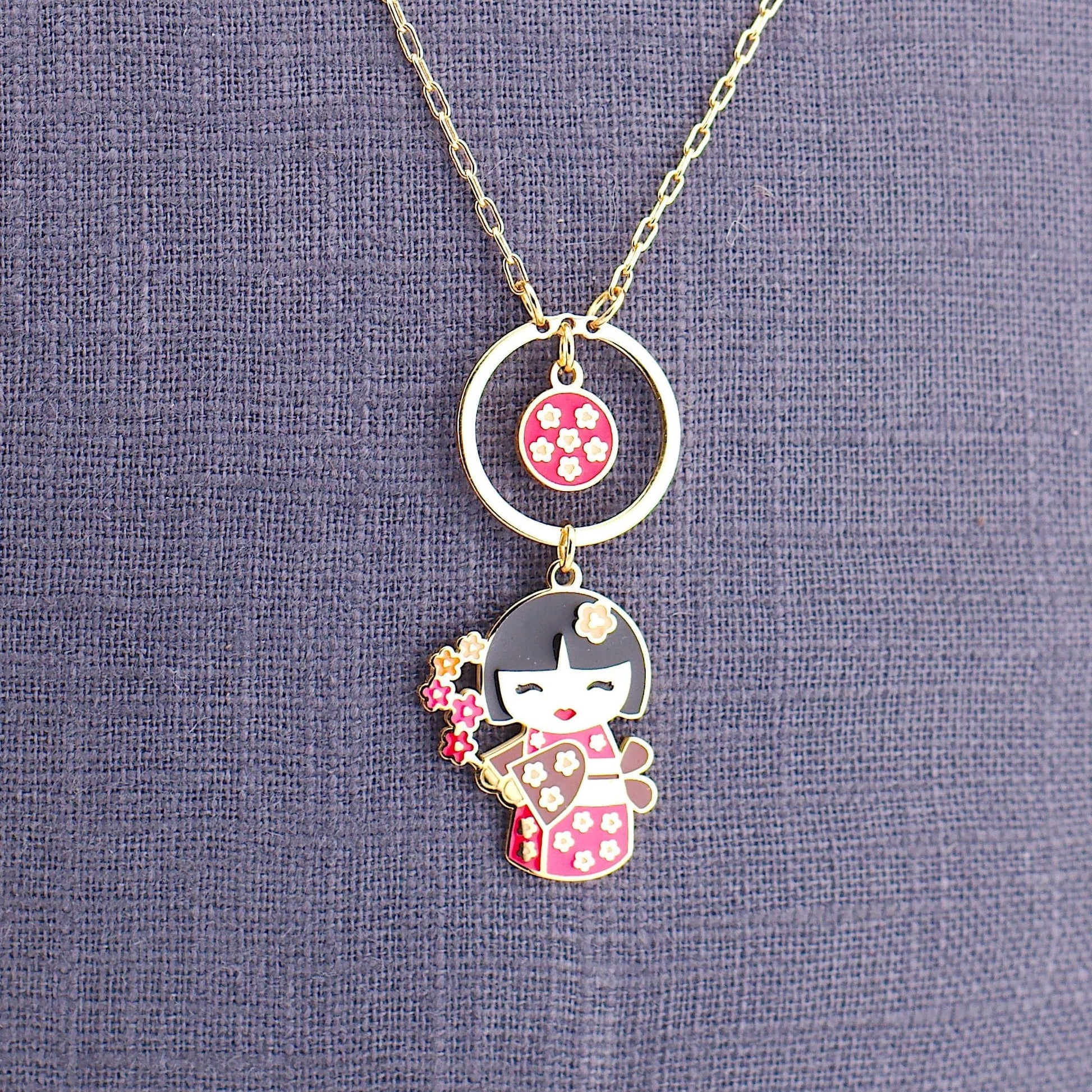 Mari – dettaglio ciondolo bambolina giapponese, collana mini, collezione Kokoro, Nuage d'Etoiles