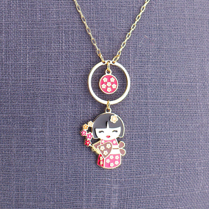 Mari – dettaglio ciondolo bambolina giapponese, collana mini, collezione Kokoro, Nuage d'Etoiles