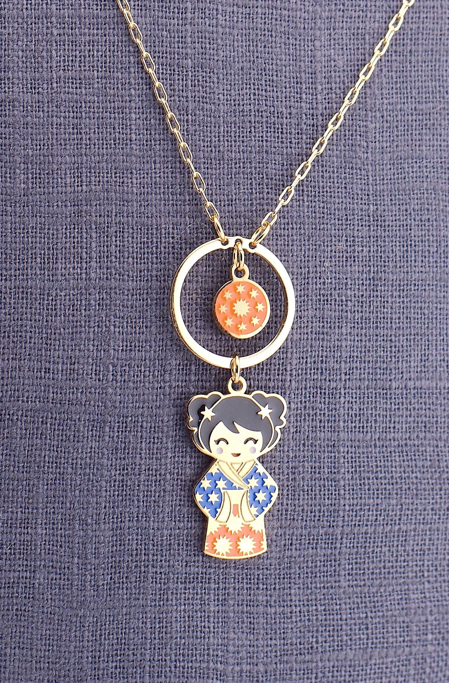Shizuka – dettaglio ciondolo bambolina giapponese, collana mini, collezione Kokoro, Nuage d'Etoiles