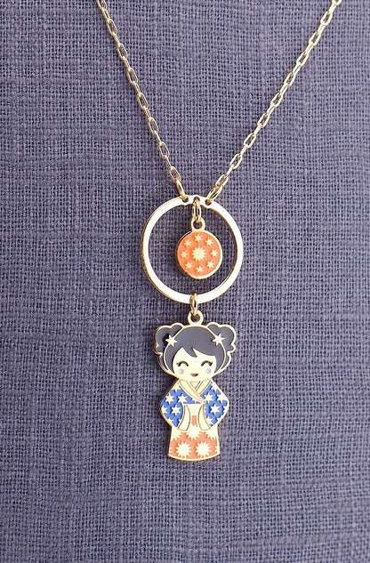 Shizuka – dettaglio ciondolo bambolina giapponese, collana mini, collezione Kokoro, Nuage d'Etoiles
