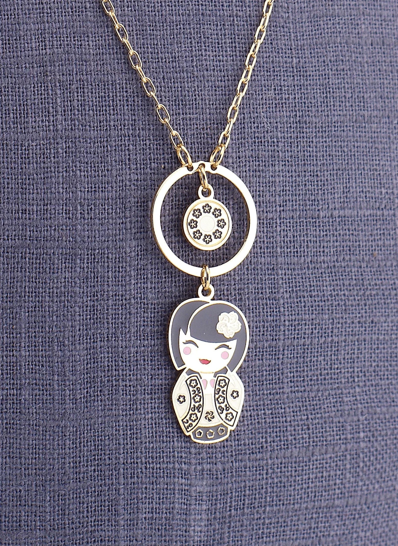 Taiyo – dettaglio ciondolo bambolina giapponese, collana mini, collezione Kokoro, Nuage d'Etoiles