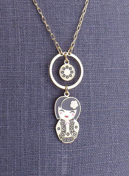 Taiyo – dettaglio ciondolo bambolina giapponese, collana mini, collezione Kokoro, Nuage d'Etoiles