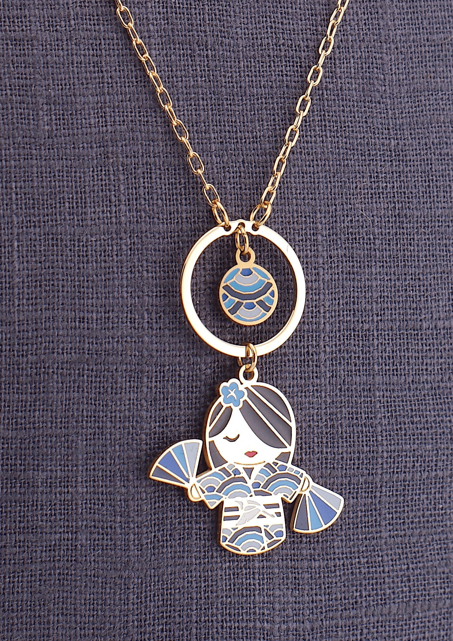 Mi – dettaglio ciondolo bambolina giapponese, collana mini, collezione Kokoro, Nuage d'Etoiles