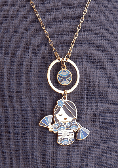 Mi – dettaglio ciondolo bambolina giapponese, collana mini, collezione Kokoro, Nuage d'Etoiles
