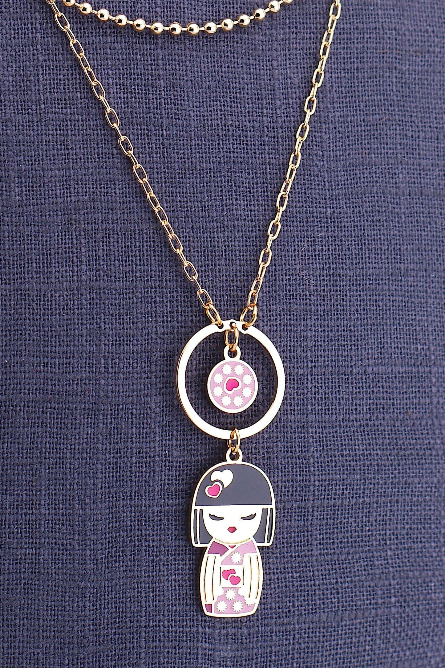 Chie – dettaglio ciondolo bambolina giapponese, collana mini, collezione Kokoro, Nuage d'Etoiles