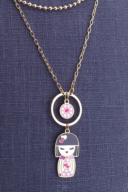 Chie – dettaglio ciondolo bambolina giapponese, collana mini, collezione Kokoro, Nuage d'Etoiles