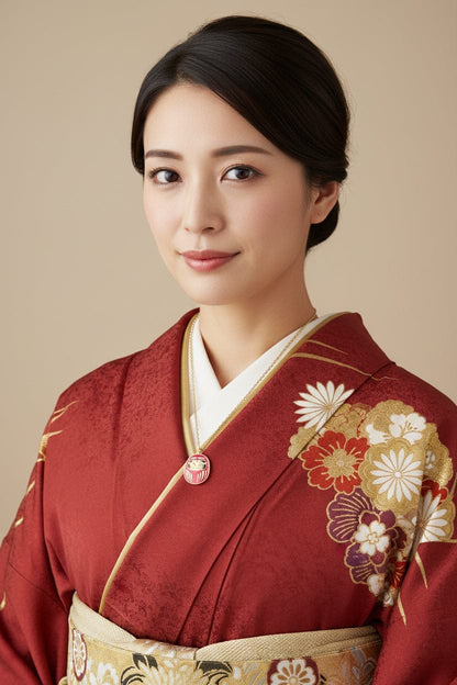 Collana Daruma Fortuna ciondolo medio placcato oro simbolo Buona fortuna - indossato donna in kimono
