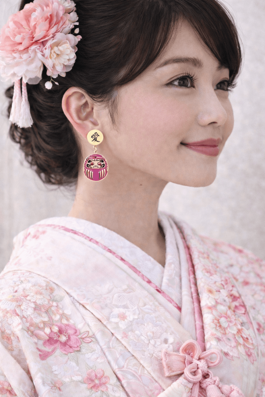 Orecchino Daruma Rosa – portafortuna giapponese indossato, collezione Daruma, Nuage d'Etoiles