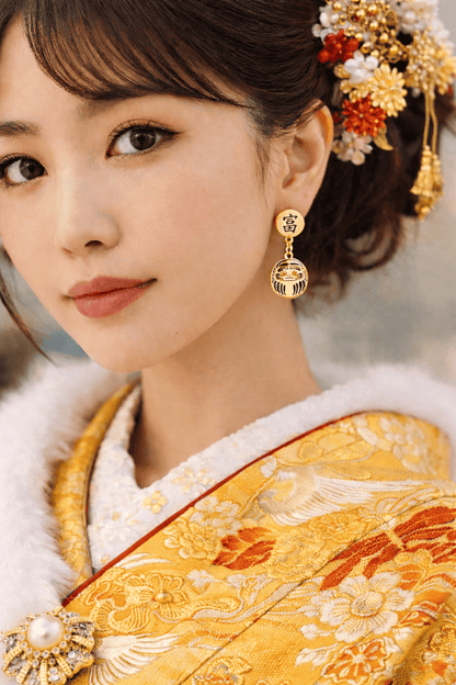 Orecchino Mini Daruma Oro – portafortuna giapponese indossato, collezione Daruma Mini, Nuage d'Etoiles