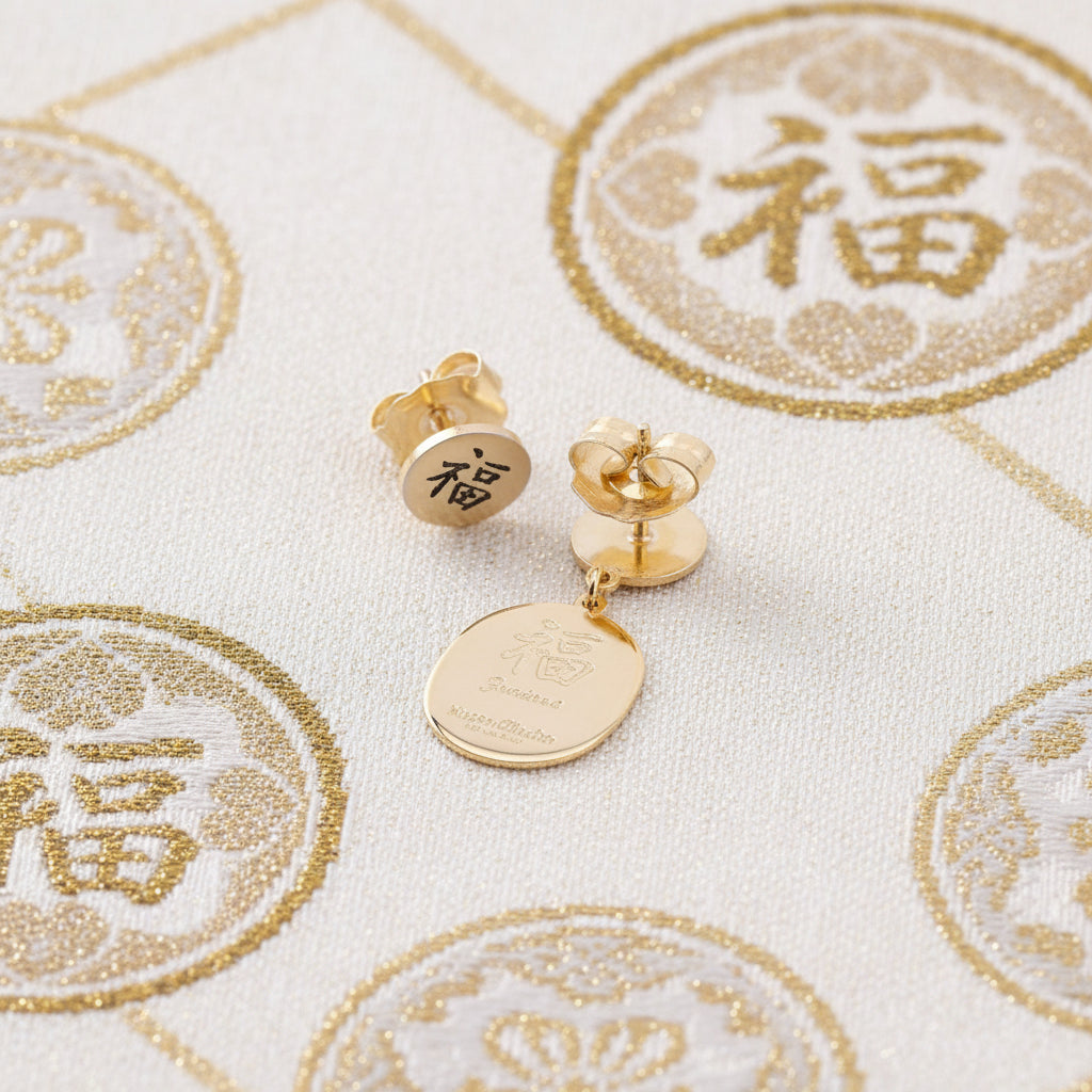 Orecchino Mini Daruma Rosso – dettaglio ciondolo 14x18mm con kanji fortuna, collezione Daruma Mini, Nuage d'Etoiles