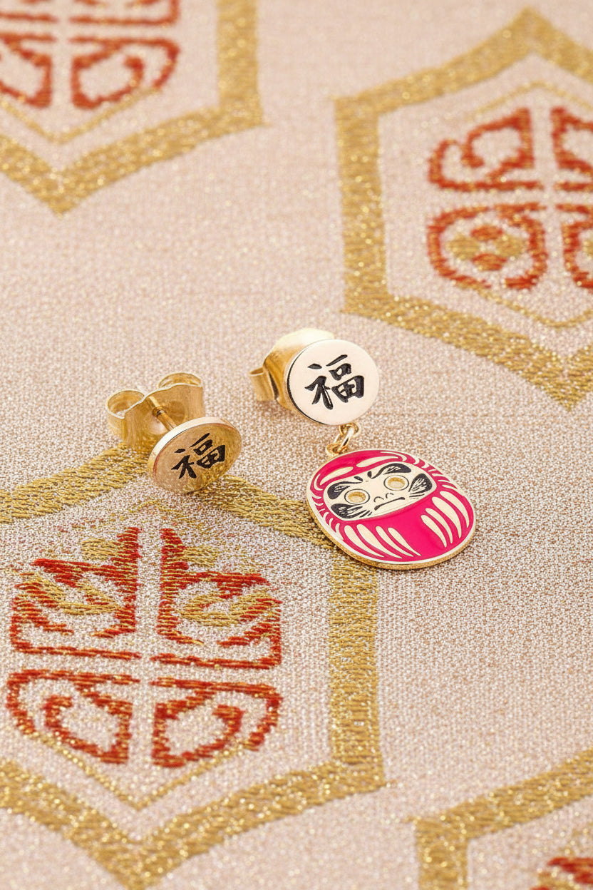 Orecchino Mini Daruma Rosso – fortuna e buona sorte, portafortuna giapponese indossato, collezione Daruma Mini, Nuage d'Etoiles