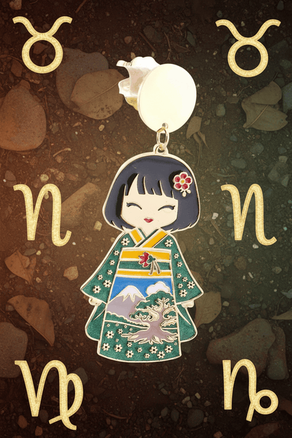 Orecchini Rika Kokoro oro 24kt su sfondo stellato con segni zodiacali terra – Toro, Vergine, Capricorno – bambola kawaii kimono verde con Monte Fuji e bonsai 里華 – Nuage d'Étoiles
