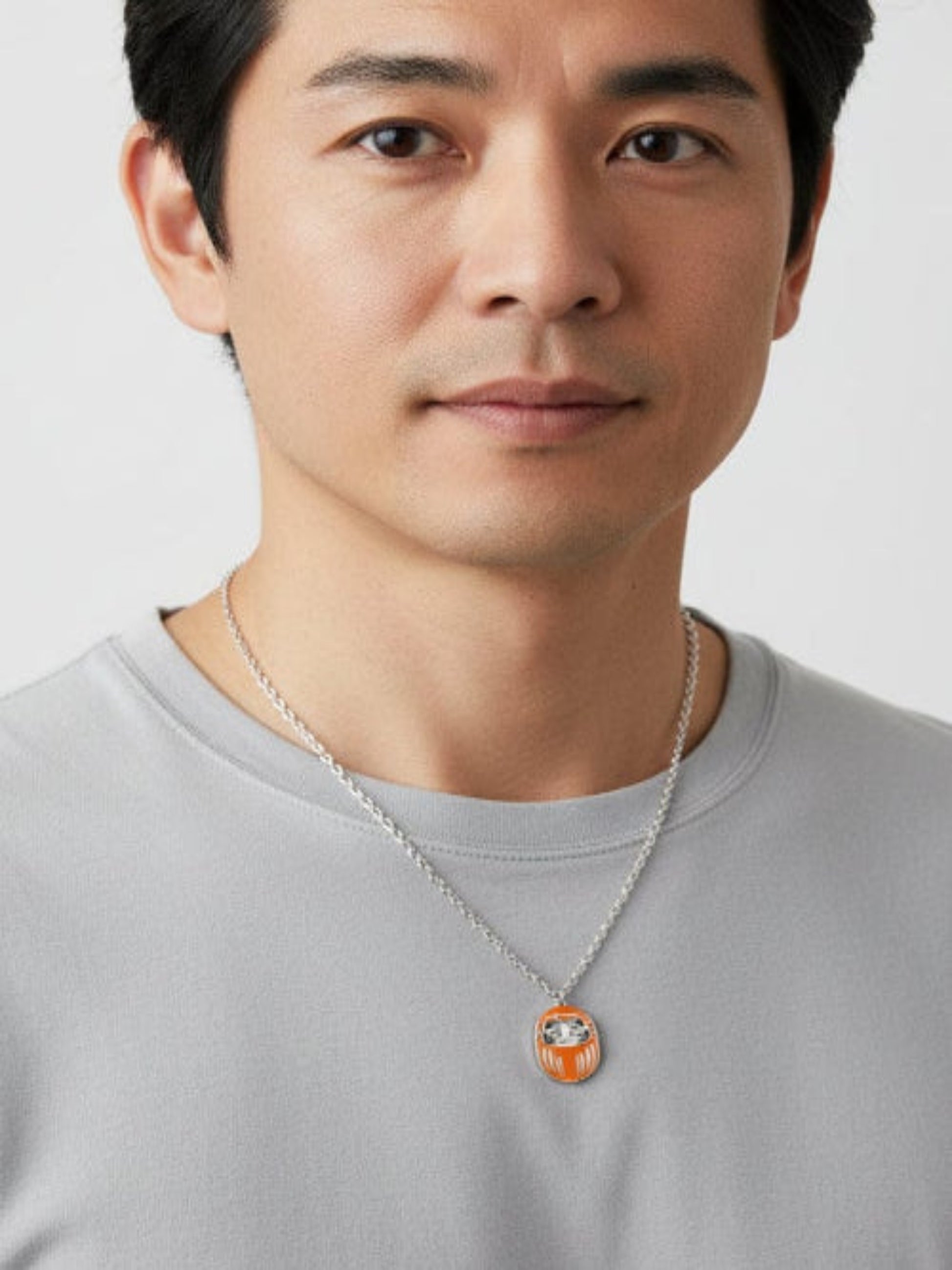 Collana Uomo Mini Daruma Arancione in rodio con catena acciaio simbolo di famiglia e creatività 50 cm