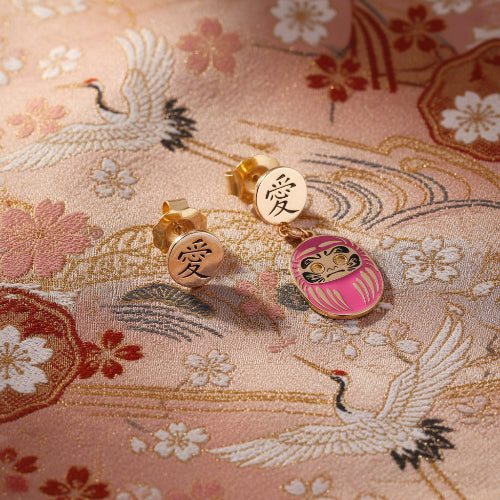 Orecchino Mini Daruma Rosa – amore e relazioni, portafortuna giapponese indossato, collezione Daruma Mini, Nuage d'Etoiles