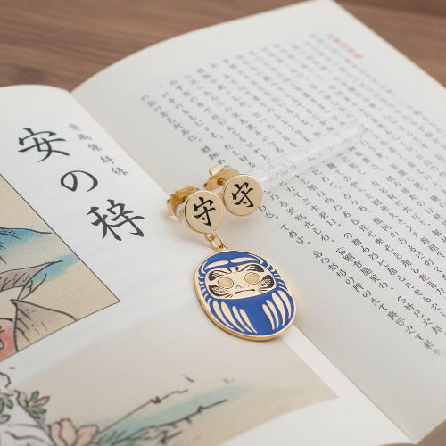 Orecchino Daruma Blu simbolo di protezione per studio e lavoro design minimal in acciaio unisex elegante