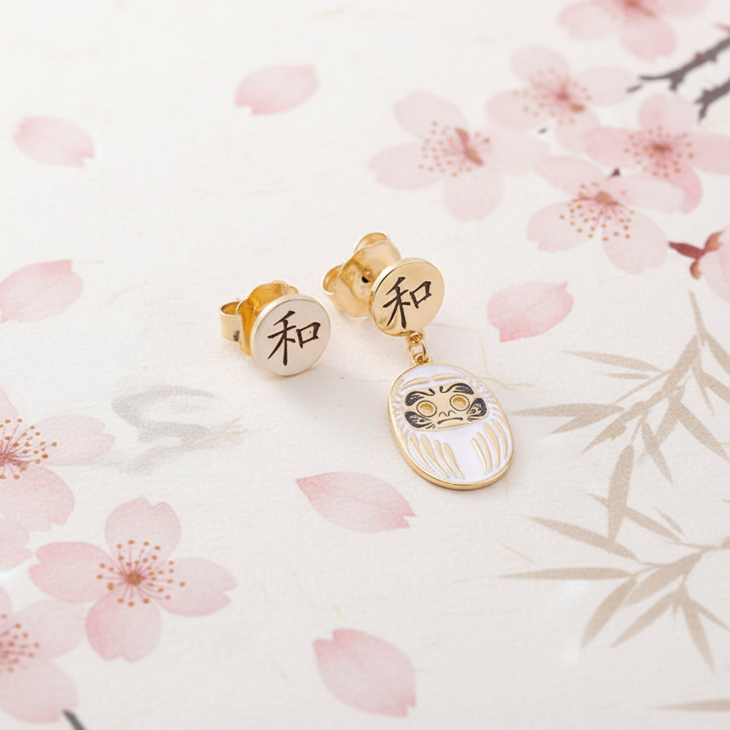 Orecchino Mini Daruma Bianco simbolo di armonia ed equilibrio design minimal accessorio elegante e moderno