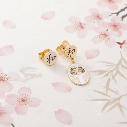 Orecchino Mini Daruma Bianco simbolo di armonia ed equilibrio design minimal accessorio elegante e moderno