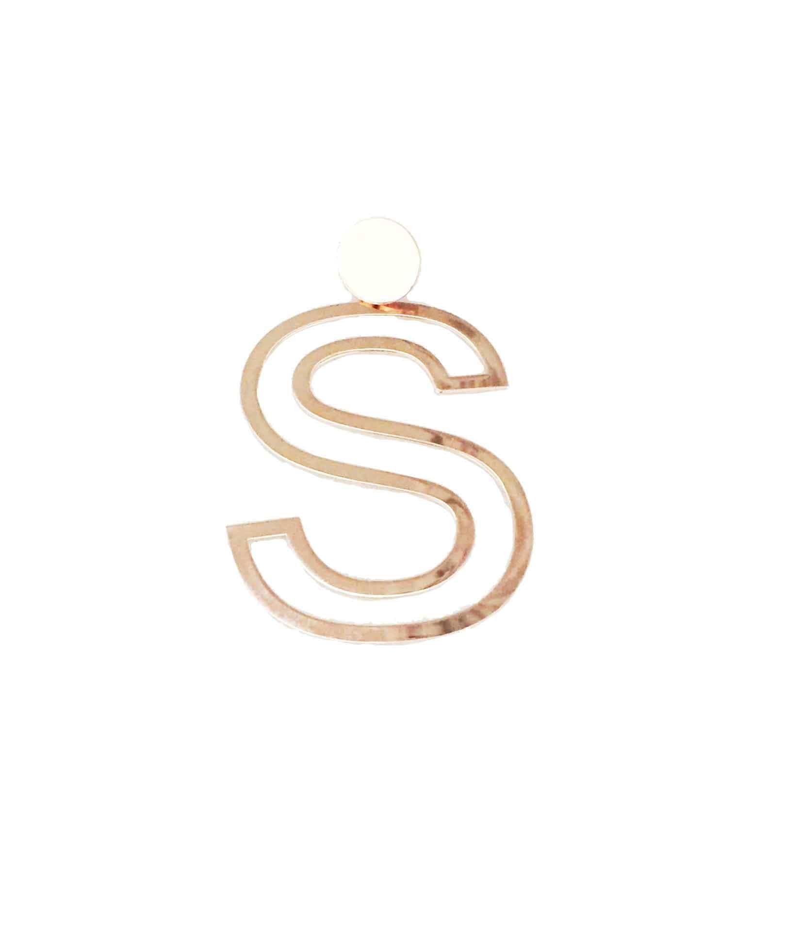 nuagedetoiles Orecchini a lobo con lettera grande